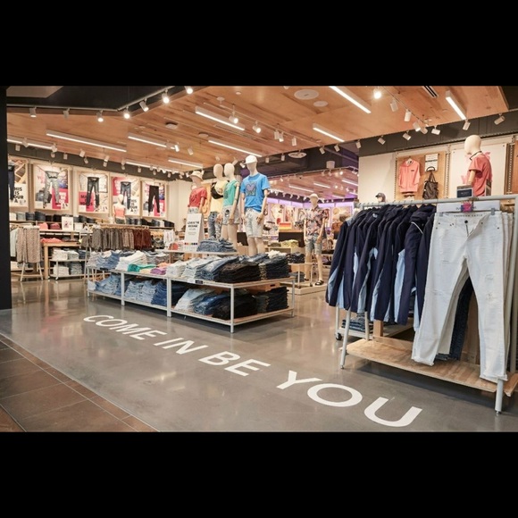 LOOKING TO BUY CLOTHING LOTS!/BUNDLES👚👗👖 - Picture 1 of 1